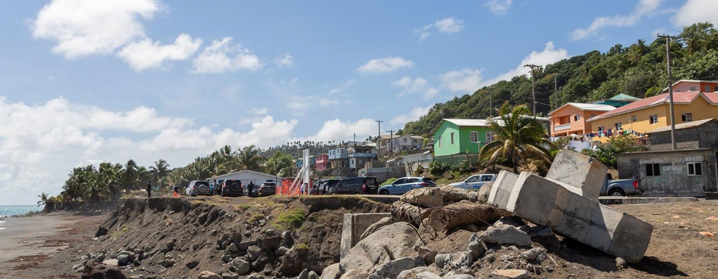 Des efforts pour lutter contre l'érosion et l'élévation du niveau de la mer sont en cours à Saint-Vincent-et-les Grenadines, comme ce projet de défense maritime côtière en construction dans la communauté de Sandy Bay.
