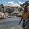 Un hombre camina por Cité Soleil, uno de los barrios más afectados por la violencia de las bandas en Puerto Príncipe, la capital de Haití