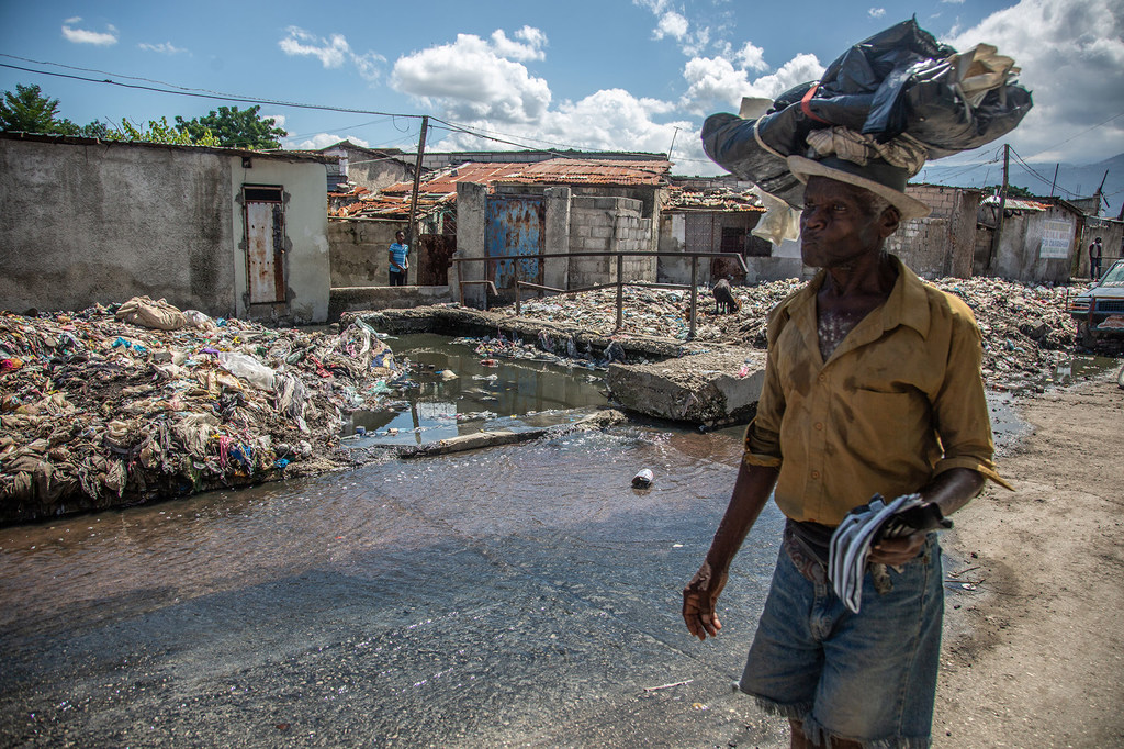 Haiti'nin başkenti Port-au-Prince'in çete şiddetinden en çok etkilenen mahallelerinden biri olan Cité Soleil'de bir adam yürüyor. 