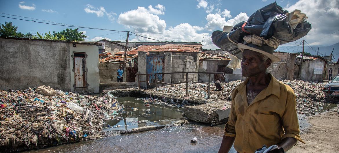 Um homem caminha por Cité Soleil, um dos bairros da capital do Haiti, Porto Príncipe, mais afetados pela violência de gangues.