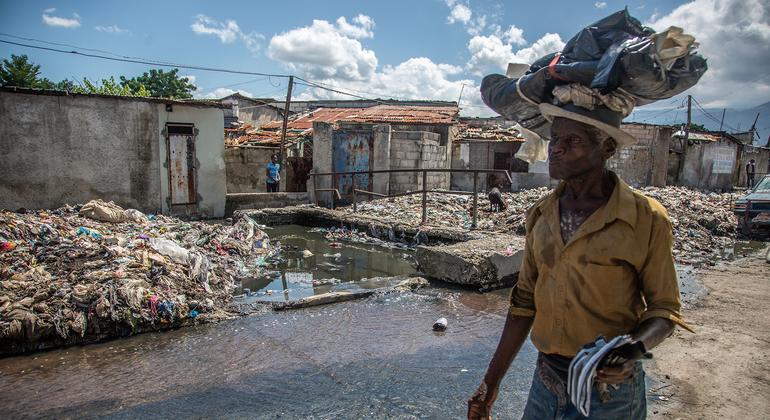 Un homme traverse Cité Soleil, l'un des quartiers de la capitale haïtienne, Port-au-Prince, le plus touché par la violence des gangs.