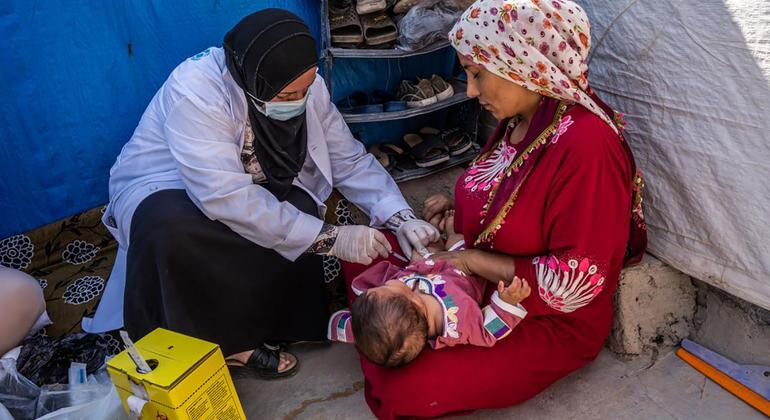 Un bébé de 5 mois est vacciné dans un camp pour personnes déplacées dans la région du Kurdistan en Iraq.