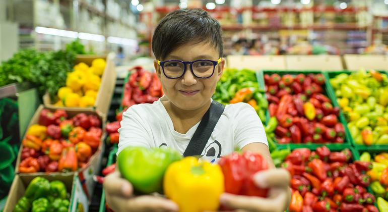 Garoto em Almaty, no Cazaquistão, mostra algumas opções de alimentação saudável.