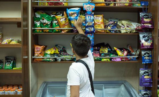 Подростки все чаще делают выбор в пользу нездоровых продуктов питания.