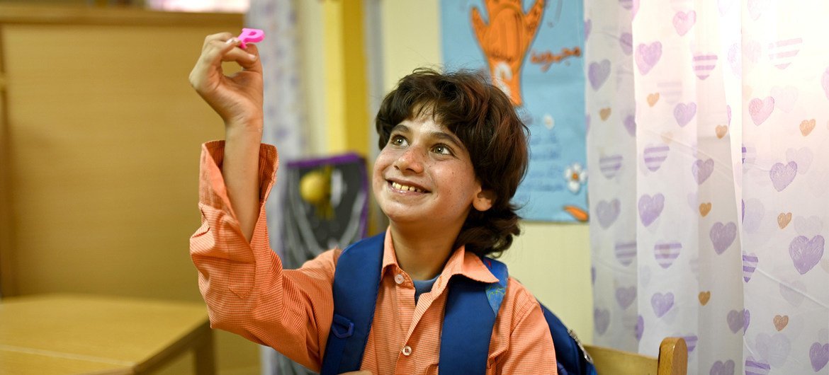 مصر میں آٹزم کے شکار بچوں کے ایک تعلیمی ادارے کا طالبعلم محمود حروف کے ڈھیر سے مطلوبہ حرف ڈھونڈ نکالنے پر مسرت کا اظہار کر رہا ہے۔