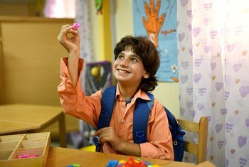 مصر میں آٹزم کے شکار بچوں کے ایک تعلیمی ادارے کا طالبعلم محمود حروف کے ڈھیر سے مطلوبہ حرف ڈھونڈ نکالنے پر مسرت کا اظہار کر رہا ہے۔