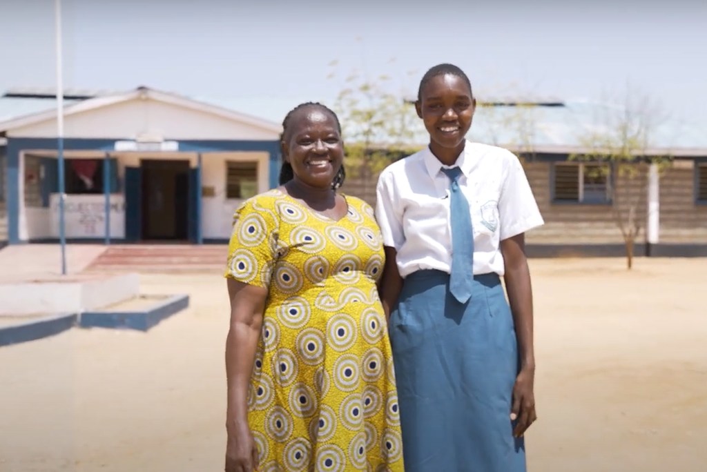 Sharline Kapua, Msichana mwenye umriwa miaka 16 akiwa kwenye shule ya sekondari ya wasichana ya Katilu hapa Turkana nchini Kenya, na Sopia Akuyoit (kushoto), shangazi ambaye sasa ndiye mlezi wa Sharlyne.