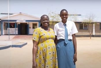 Sharline Kapua, Msichana mwenye umriwa miaka 16 akiwa kwenye shule ya sekondari ya wasichana ya Katilu hapa Turkana nchini Kenya, na Sopia Akuyoit (kushoto), shangazi ambaye sasa ndiye mlezi wa Sharlyne.