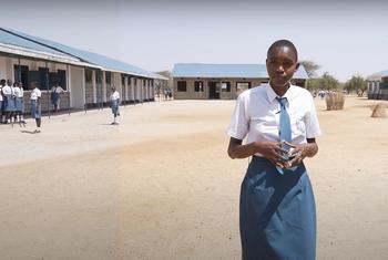 Sharlyne Kapua, Msichana mwenye umriwa miaka 16 akiwa kwenye shule ya sekondari ya wasichana ya Katilu hapa Turkana nchini Kenya.