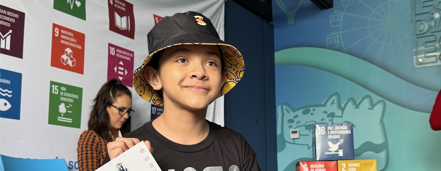 Iker, de 11 años, durante las actividades de lectura en voz alta del primer catálogo del Club de Lectura de los ODS capítulo México.