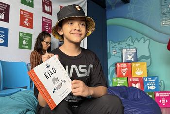 Iker, de 11 años, durante las actividades de lectura en voz alta del primer catálogo del Club de Lectura de los ODS capítulo México.