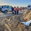 Un cadáver yace en una zanja tras un ataque aéreo en Tal Al Sultan, Rafah, Gaza. 