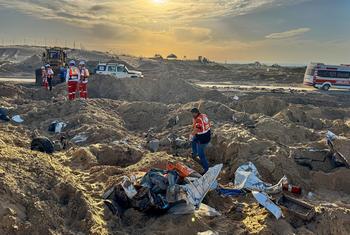 Los equipos de rescate recuperan cuerpos de trabajadores humanitarios, incluido un miembro del personal de la ONU en Tal Al Sultan.