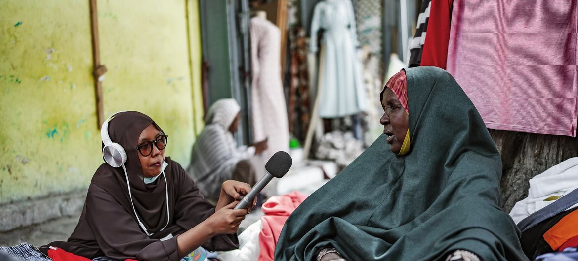 Uma jornalista na Somália conduzindo uma entrevista