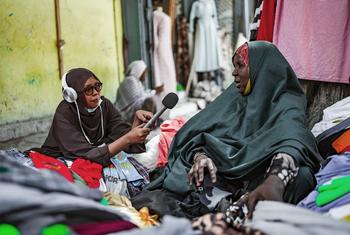 Uma jornalista na Somália conduzindo uma entrevista