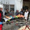 (ARCHIVO) Un equipo médico evacua a la joven Nour del hospital Kamal Adwan, en el norte de Gaza, al hospital europeo de Gaza.