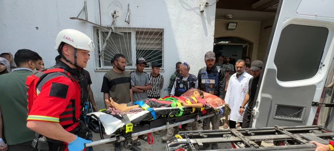 A equipe médica está evacuando o jovem Nour do Hospital Kamal Adwan, no norte de Gaza, para o hospital europeu de Gaza