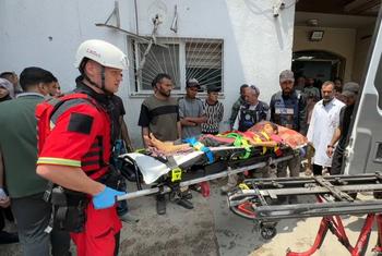 A equipe médica está evacuando o jovem Nour do Hospital Kamal Adwan, no norte de Gaza, para o hospital europeu de Gaza
