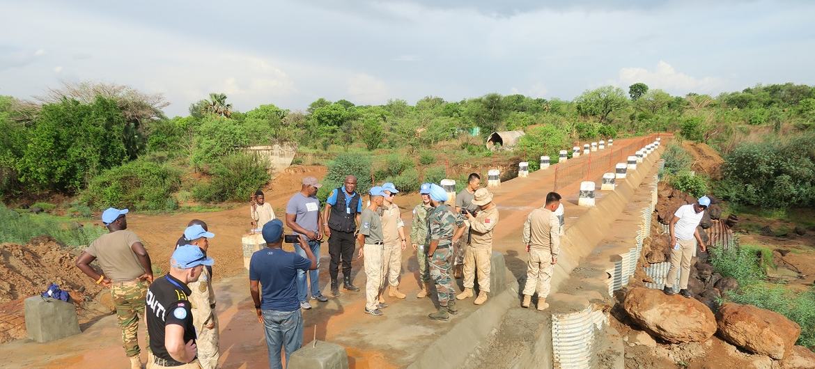 南苏丹特派团驻瓦乌的外地办事处负责人穆胡穆尔参观一处修复工程现场。