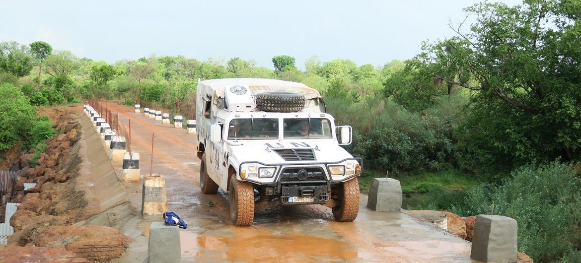 一辆联合国车辆驶过被南苏丹特派团修复的桥梁。