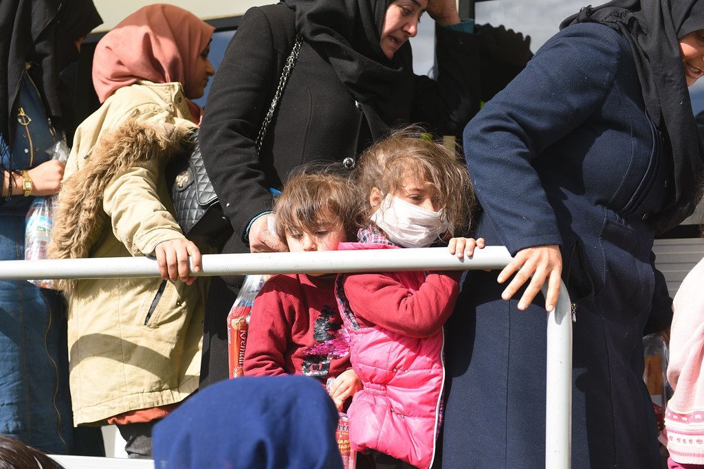 Refugiados y migrantes congregados en el cruce fronterizo de Pazarkule, cerca de Edirne (Turquía), esperando viajar a Grecia.