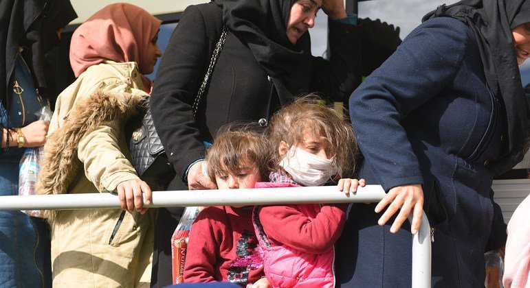 Refugiados y migrantes congregados en el cruce fronterizo de Pazarkule, cerca de Edirne (Turquía), esperando viajar a Grecia.