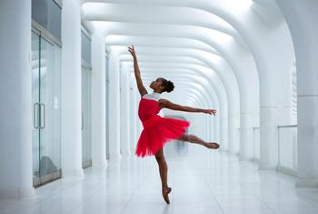 Bailarina Ingrid Silva defende haver espaço para fazer sucesso mesmo com necessidades de se eliminar diferenças e distâncias