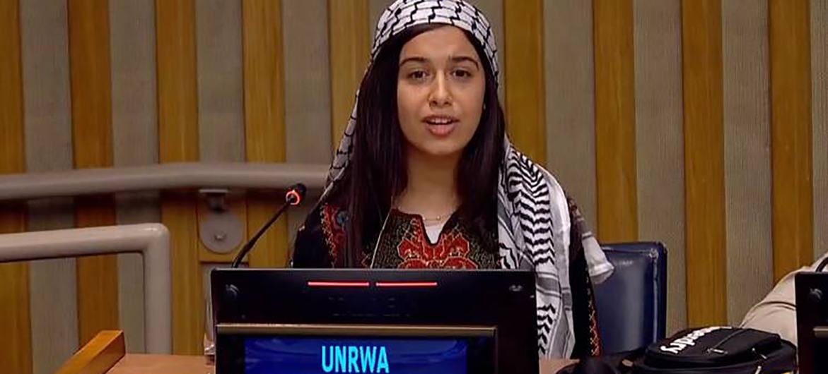 لین شرقاوی، عضو پارلمان دانشجویی UNRWA در کنفرانس تعهد UNRWA در نیویورک سخنرانی می کند.