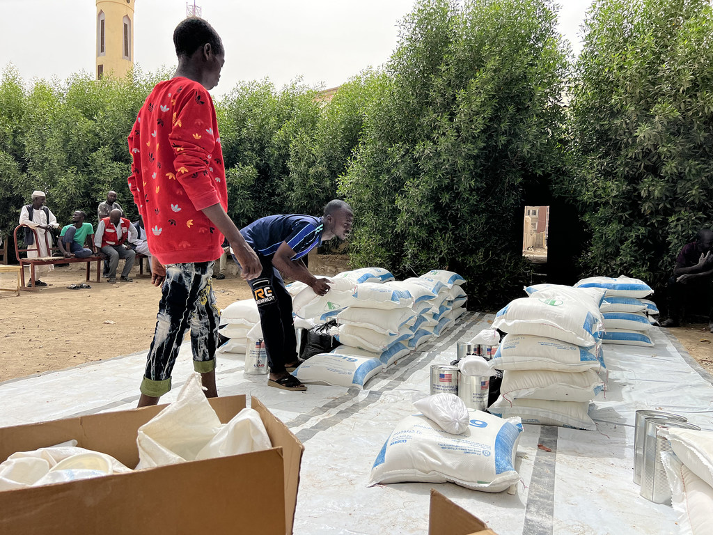Des céréales sont distribuées aux habitants de Port-Soudan qui ont fui le conflit à Khartoum.