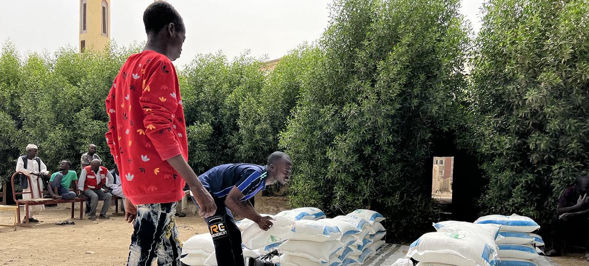 Em Porto Sudão, pacotes de alimentos de emergência são distribuídos para pessoas que fogem dos combates em Cartum