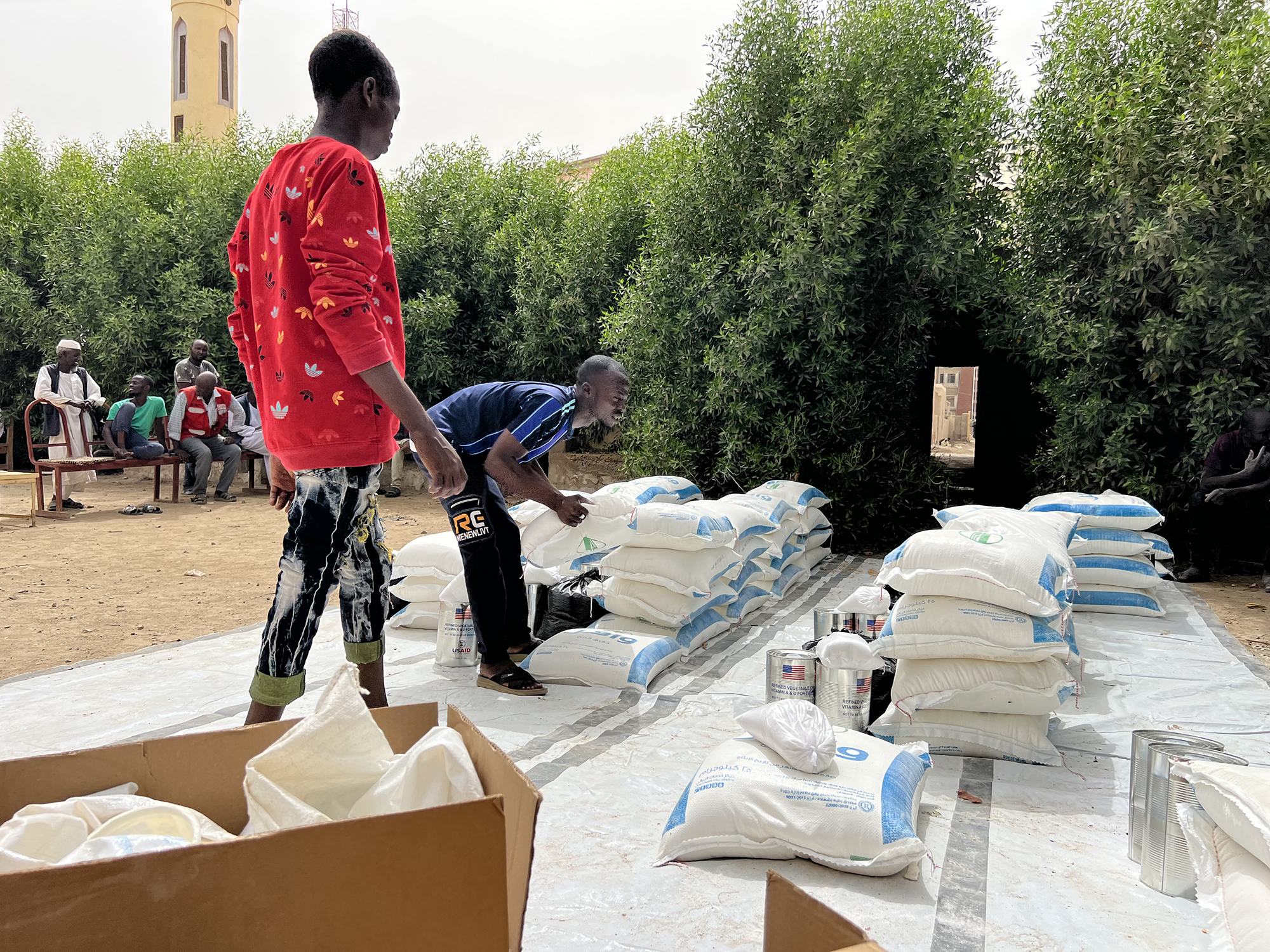 In Port Soedan word noodvoedselpakkies uitgedeel aan mense wat gevegte in Khartoem vlug.