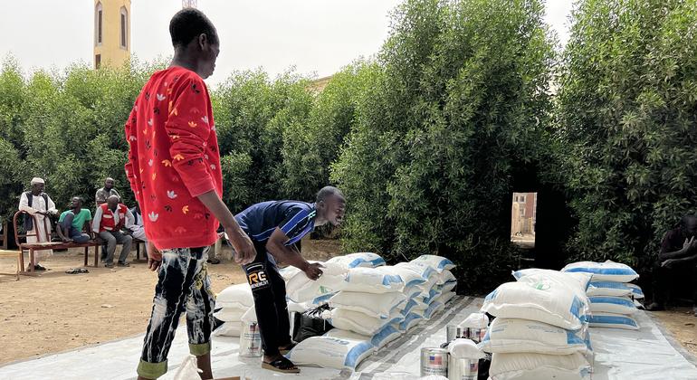 Em Porto Sudão, pacotes de alimentos de emergência são distribuídos para pessoas que fogem dos combates em Cartum