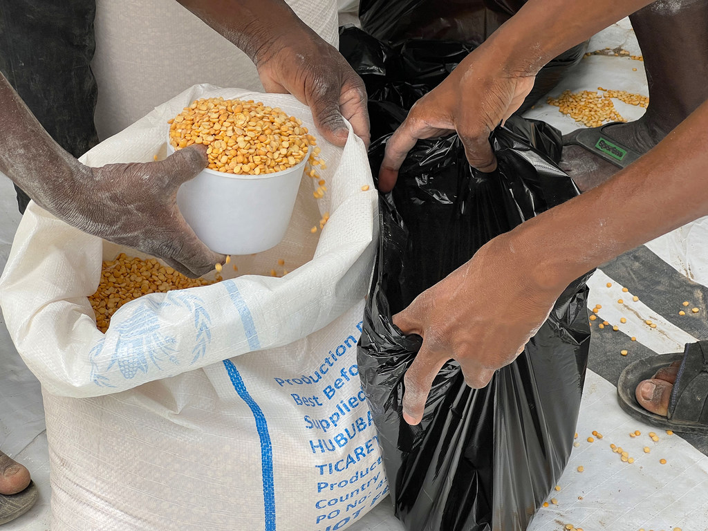 Des céréales sont fournies aux habitants de Port-Soudan qui ont fui le conflit à Khartoum.