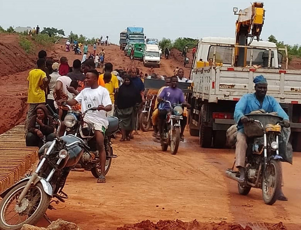 Watu wanakimbia mafuriko makubwa huko Mokwa, Jimbo la Niger katikati mwa Nigeria.