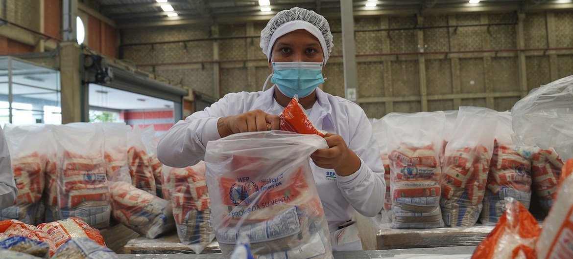 Un trabajador del PMA en un centro logístico de Colombia prepara paquetes de ayuda alimentaria para su distribución en Venezuela.