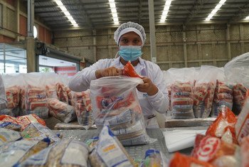 Un trabajador del PMA en un centro logístico de Colombia prepara paquetes de ayuda alimentaria para su distribución en Venezuela.