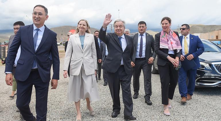 الأمين العام للأمم المتحدة أنطونيو غوتيرش يزور أحد مشاريع برنامج الأمم المتحدة الإنمائي المتعلقة بآثار تغير المناخ في جمهورية قيرغيزستان.