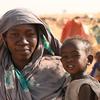 Mwanamke mmoja na binti yake ni miongoni mwa wakimbizi 180,000 wa Sudan wanaosubiri kuhamishwa kutoka eneo la mpakani mashariki mwa Chad.