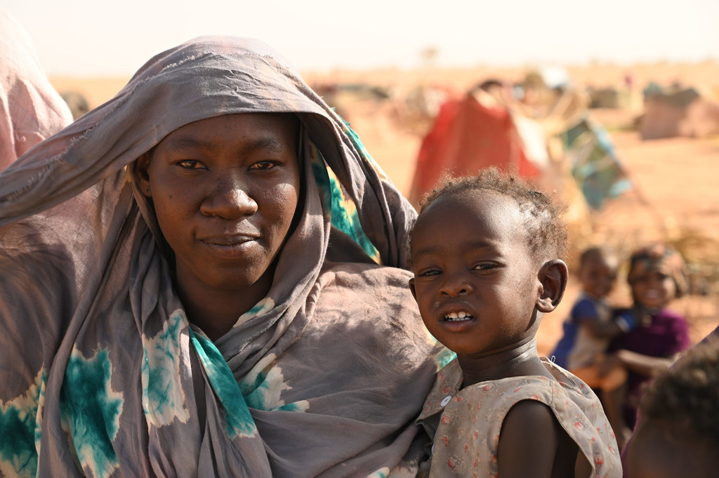 سيدة وابنتها من بين نحو 180 ألف لاجئ سوداني ينتظرون إعادة توطينهم من منطقة الحدود في شرق تشاد.