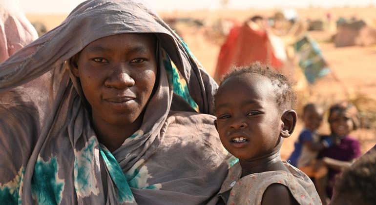 Una mujer y su hija forman parte de los 180.000 refugiados sudaneses que esperan ser reubicados en la zona fronteriza del este de Chad.