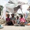 Una madre sentada con sus hijos en un campamento improvisado en Léogâne, a las afueras de la capital haitiana, Puerto Príncipe.