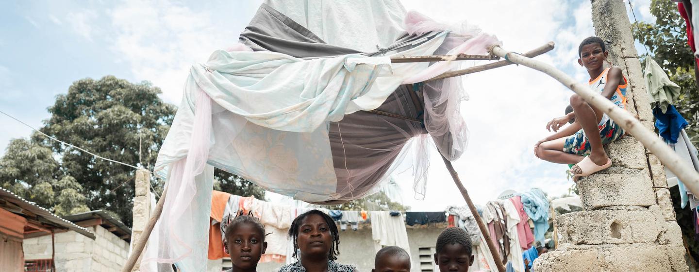 Une mère est assise avec ses enfants dans un camp de fortune à Léogâne, à la périphérie de la capitale haïtienne, Port-au-Prince.