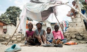 Une mère est assise avec ses enfants dans un camp de fortune à Léogâne, à la périphérie de la capitale haïtienne, Port-au-Prince.
