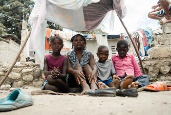 Una madre sentada con sus hijos en un campamento improvisado en Léogâne, a las afueras de la capital haitiana, Puerto Príncipe.