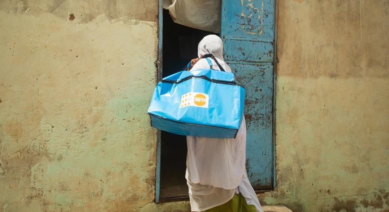 إحدى العاملات مع صندوق الأمم المتحدة للسكان في السودان، في طريقها لتقديم الدعم والرعاية للنساء.