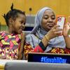 Mwanamke aliyevaa hijab na mtoto mdogo wapiga picha ya selfie katika hafla UMOJA WA MATAIFA kwa ajili ya Siku ya Lugha ya Kiswahili Duniani.