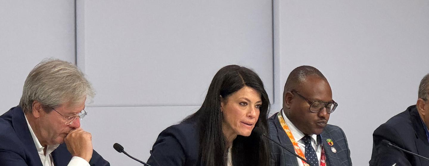Rania Al-Mashat (au centre), ministre égyptienne de la planification et du développement économique, aux côtés du ministre zambien des affaires étrangères, Mulambo Haimbe (à droite), lors du lancement du Forum des emprunteurs à Séville.