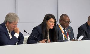 Rania Al-Mashat (centro), Ministra de Planificación y Desarrollo Económico de Egipto, sentada junto al Ministro de Asuntos Exteriores de Zambia, Mulambo Haimbe (derecha), en la inauguración del Foro de Prestatarios en Sevilla.
