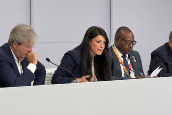 Rania Al-Mashat, ministra do Planejamento e Desenvolvimento Econômico do Egito, ao lado do ministro das Relações Exteriores da Zâmbia, Mulambo Haimbe, no lançamento do Fórum de Mutuários em Sevilha.