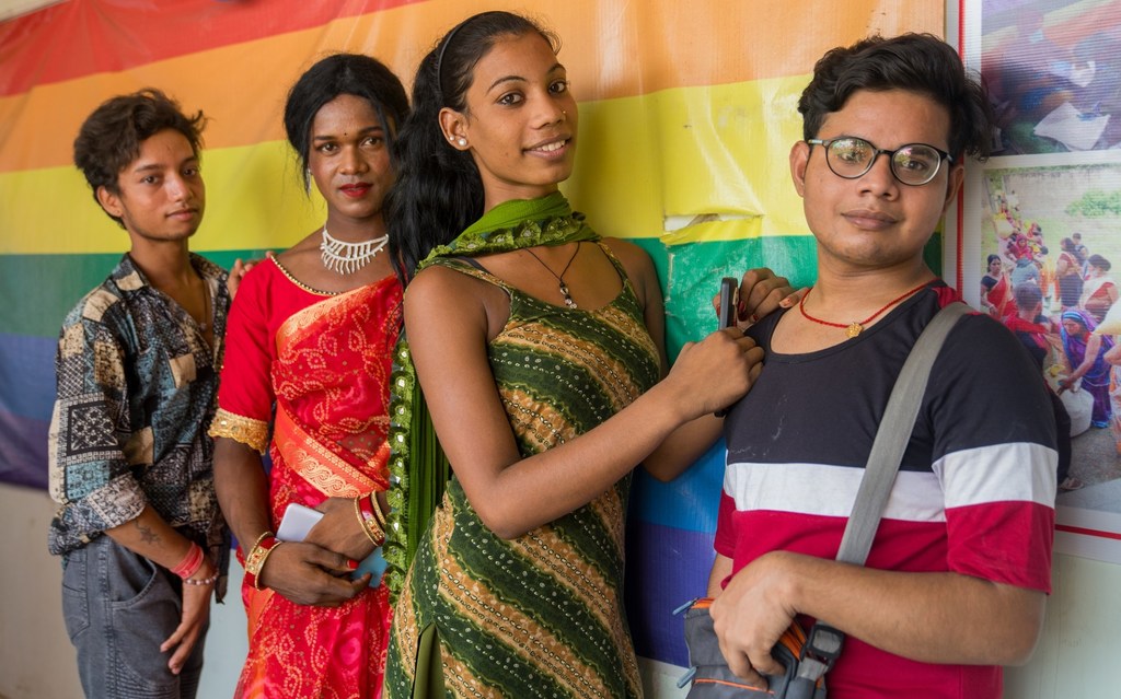 बिहार में सामुदायिक संगठन दोस्तनासफर द्वारा संचालित गरिमा गृह में ट्रांसजेंडर व्यक्ति। (हिंदी में गरिमा गृह का अर्थ है गौरव का घर)। सामाजिक न्याय और अधिकारिता मंत्रालय के सहयोग से सामुदायिक संगठनों द्वारा ऐसे आश्रय गृह स्थापित किए जा रहे हैं।